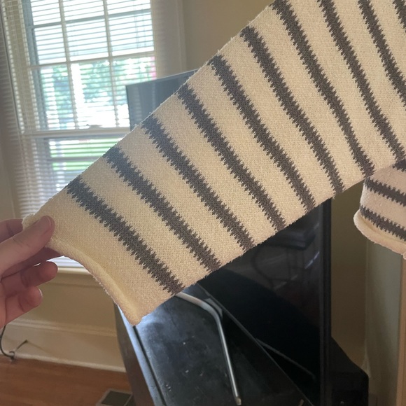 White and gray cropped sweater - Picture 8 of 8